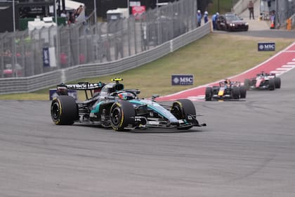 El piloto italiano de Mercedes, Andrea Kimi Antonelli, lidera el pelotón tras la largada del Gran Premio de Estados Unidos de Fórmula 1, en Austin, Texas, el domingo 25 de octubre de 2026