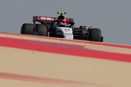 El piloto japonés Yuki Tsunoda del equipo AlphaTauri durante una práctica de la Fórmula Uno en el circuito de Sakhir, Bahréin, el viernes 24 de febrero de 2023. (AP Foto/Frank Augstein)