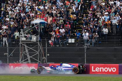 El piloto japonés Yuki Tsunoda se estrelló en el arranque del Gran Premio de México realizado en el autódromo Hermanos Rodríguez en Ciudad de México, el domingo 27 de octubre del 2024. (AP Foto/Moisés Castillo)