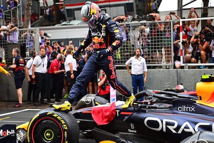 El piloto mexicano de Red Bull Racing, Sergio Pérez, celebra en el parque cerrado después de ganar el Gran Premio de Fórmula 1 de Mónaco en el circuito urbano de Montecarlo