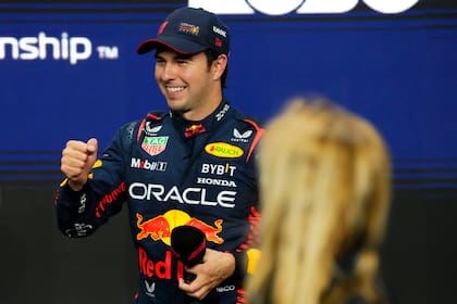 El piloto mexicano de Red Bull Sergio Pérez celebra al quedar en la primera posición de la sesión de clasificación del sábado para el Gran Premio de Arabia Saudí el sábado 18 de marzo del 2023. (AP Foto/Hassan Ammar)