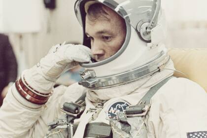 El piloto Michael Collins ajusta el casco de su traje espacial en el Ready Room en Cabo Kennedy en Florida, antes de la misión Gemini 10 de la NASA, julio de 1966