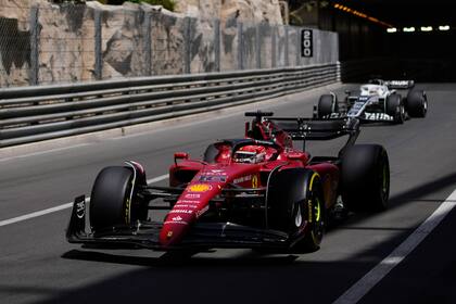 El piloto monegasco Charles Leclerc, de Ferrari, conduce en la primera sesión de práctica para el Gran Premio de Mónaco, el viernes 27 de mayo de 2022. (AP Foto/Daniel Cole)