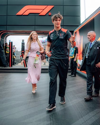 El piloto Oliver "Ollie" Bearman, junto a Alicia Torriani. Entre las WAGs (wifes and girlfriends) esta vez no se hizo presente Kim Kardashian, pareja de Lewis Hamilton