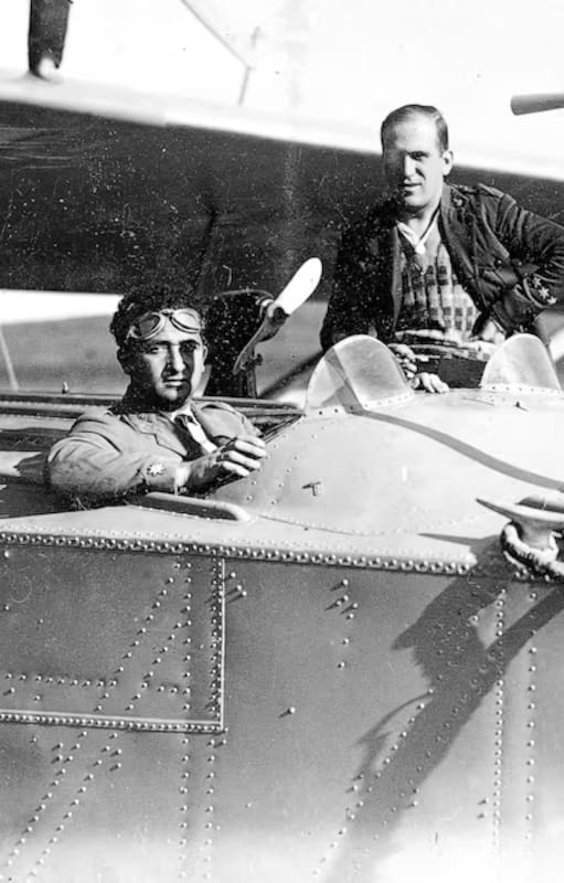 El piloto Ramón Franco —hermano del futuro dictador Francisco Franco— junto a uno de los tripulantes del Plus Ultra, durante la travesía de 1926. (Ejército del Aire y del Espacio)