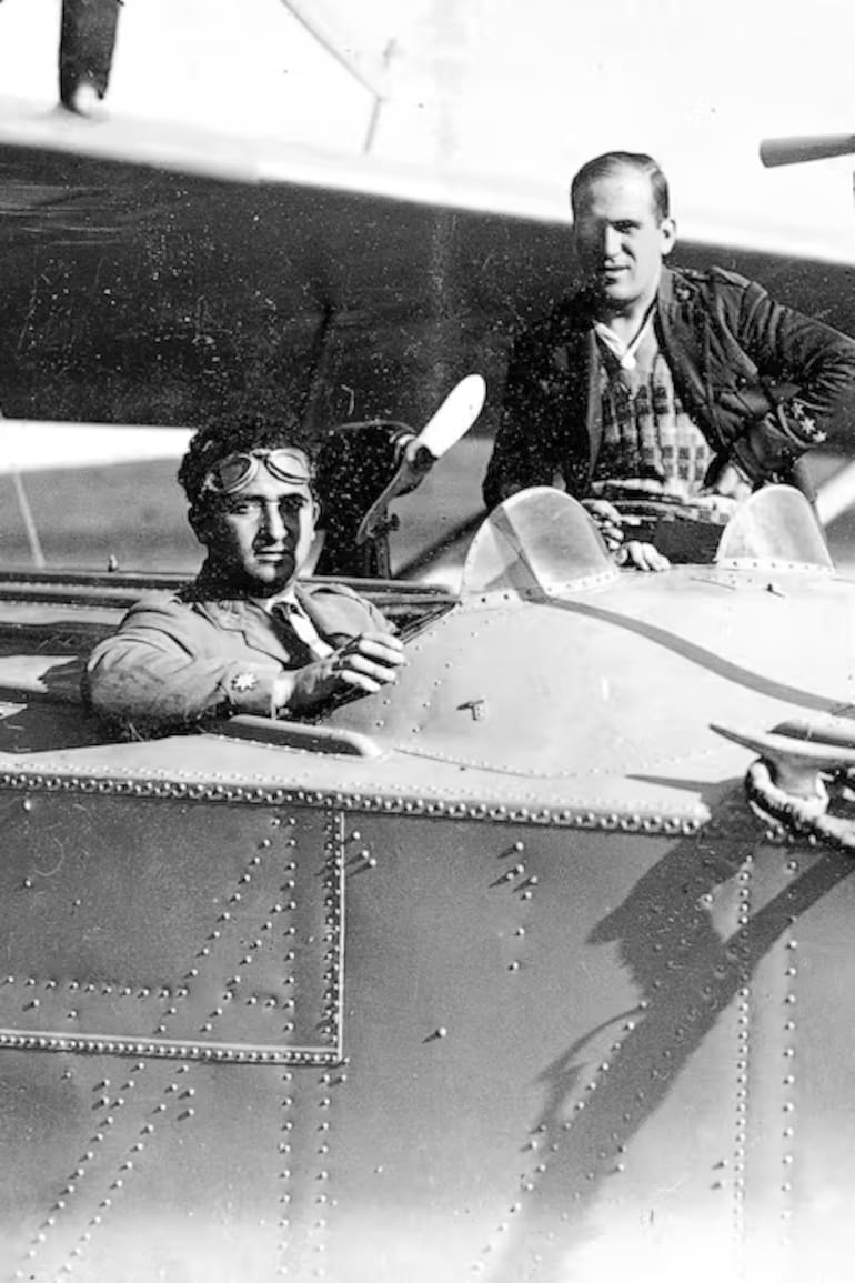 El piloto Ramón Franco —hermano del futuro dictador Francisco Franco— junto a uno de los tripulantes del Plus Ultra, durante la travesía de 1926. (Ejército del Aire y del Espacio)