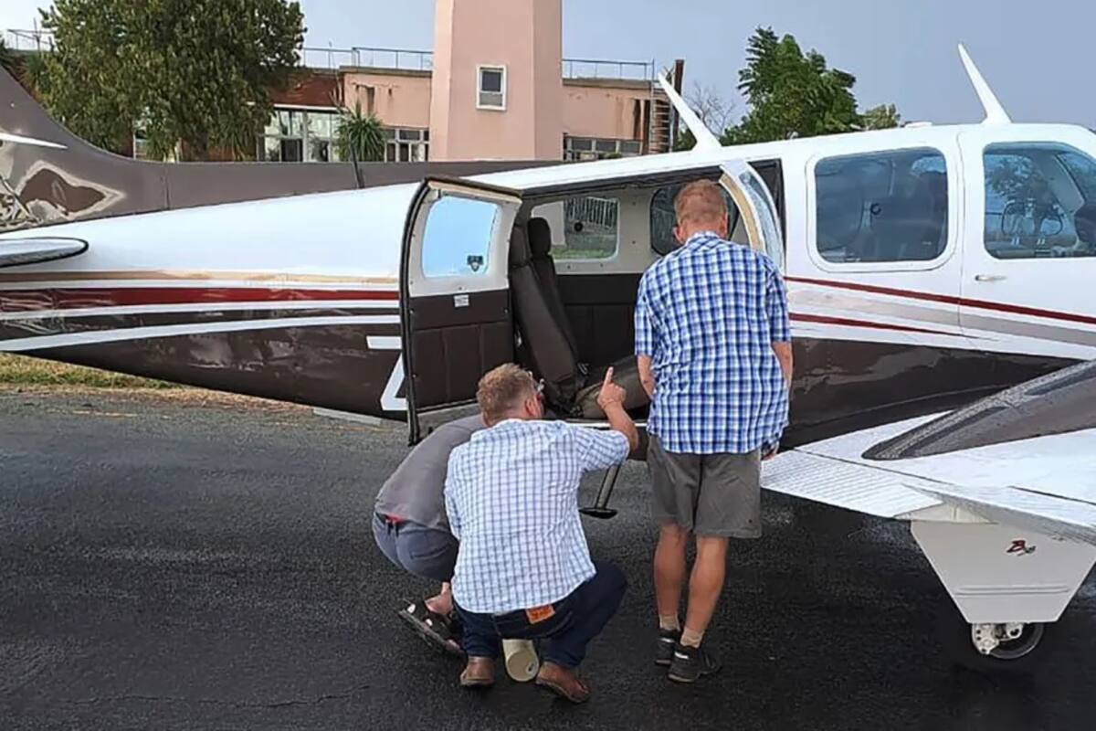 El piloto Rudolf Erasmus descubrió una serpiente venenosa debajo de su asiento en pleno vuelo (FOTO: CNN)