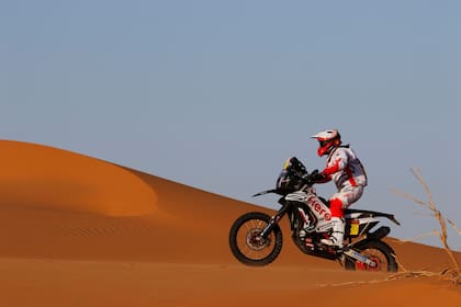 El piloto, segundo en la edición de 2015 y que disputaba su 13º Dakar, se cayó en el km 276 de la especial