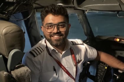 El piloto Smit Machchhar, quien fue apuñalado en pleno vuelo