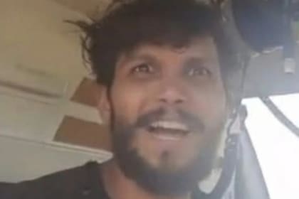 El piloto sobre el helicóptero que lo rescató