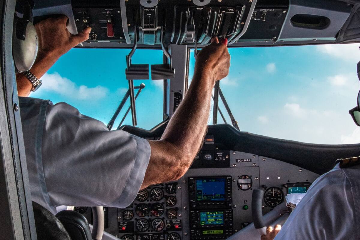 El piloto tuvo una emergencia médica en pleno vuelo y otro profesional a bordo lo ayudó