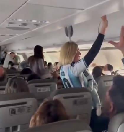 El piloto utilizó el sistema de comunicación del avión para una broma bien futbolera (Foto: X)