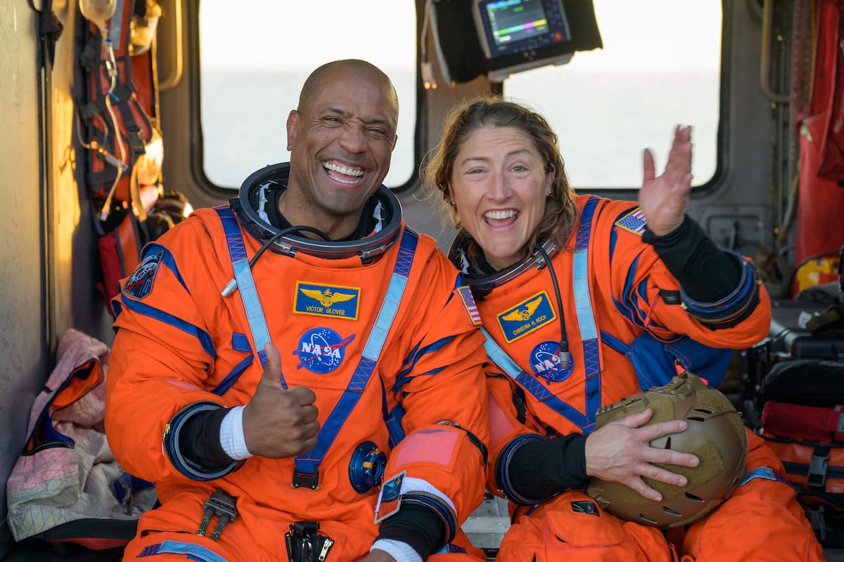 El piloto Victor Glover y la especialista de misión Christina Koch tras finalizar la misión Artemis II
