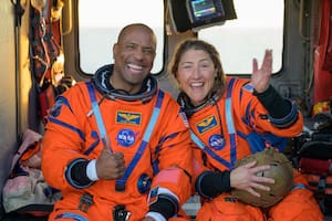 El piloto Victor Glover y la especialista de misión Christina Koch tras finalizar la misión Artemis II