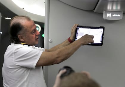 El piloto y cineasta Enrique Piñeyro expuso la actividad de los pesqueros extranjeros