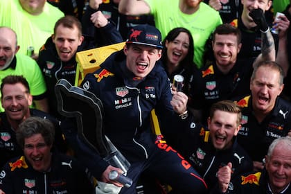 El piloto y el equipo: Max Verstappen celebra con los ingenieros y mecánicos de Red Bull Racing la victoria en el Gran Premio de Emilia Romaña; el neerlandés vapuleó a los rivales en Imola