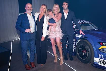 El piloto y la modelo posan con su hijo, Cruz, de ocho meses, y los padres de Manu, Claudio Urcera y María Cecilia Roza.