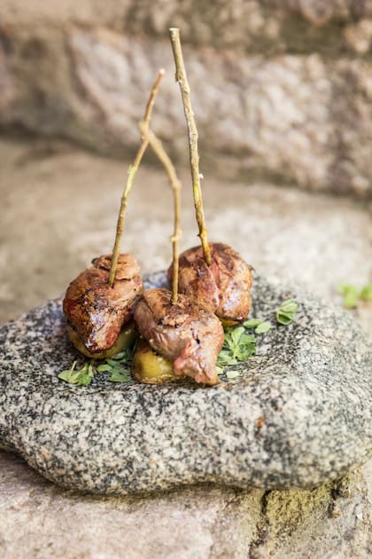 El pincho de paloma, un plato que reedita la tradición criolla de los pajaritos como ingrediente de varios platos camperos.