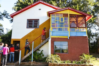 El pintor aplicó una paleta de colores vibrantes a paredes y ventanas