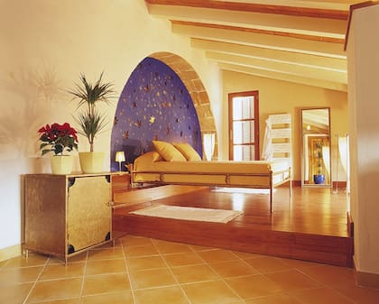 El pintor y escenógrafo Zezo diseñó el interior del palacio con un estilo modernista.