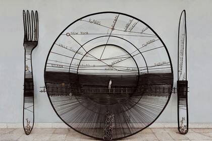 El pintor y escultor Gustavo López Armentía invita a pensar la historia del continente en una visita a su taller-galería en el barrio de Flores.