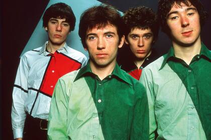 El pionero punk detrás de “What Do I Get?” y “Ever Fallen in Love” falleció de un ataque cardíaco