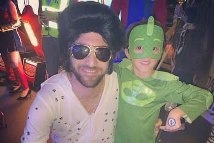 El Pipita se divirtió imitando a Elvis en el cumpleaños de su compañero David Luiz