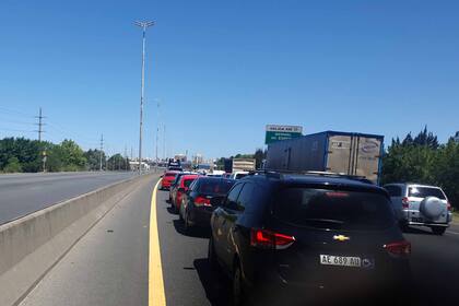 El piquete en la autopista Buenos Aires-La Plata provocó demoras de más de tres horas para cubrir el tramo