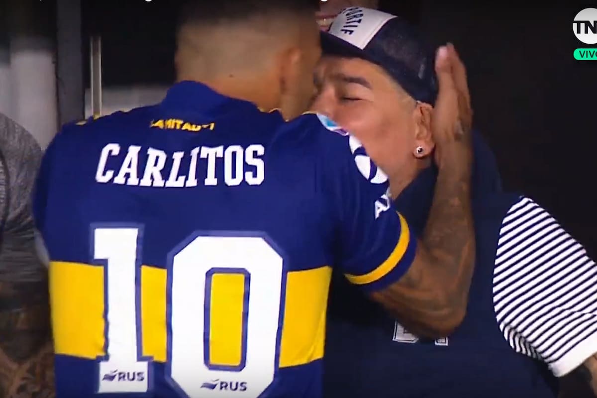El piquito entre Maradona y Tevez, como en la época cuando Diego y Caniggia jugaban en Boca.
