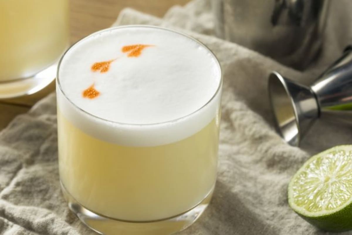 El pisco sour lleva en su preparación unas gotas de amargo, un ingrediente creado en Venezuela hace dos siglos