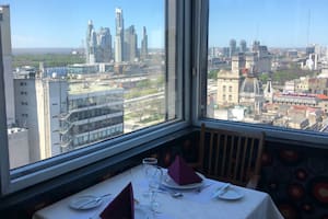 Cómo es el discreto restaurante alemán que tiene una vista privilegiada y conserva un legado tradicional