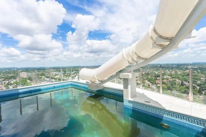 El piso 27 es un departamento que incluye terraza propia con parrilla y pileta con tobogán