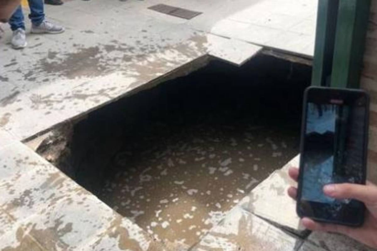 El piso cedió sobre un pozo séptico de un colegio y cinco alumnos cayeron en él