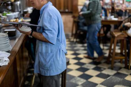 El piso damero del Café García, un clásico dentro de la Ruta del Café con Leche