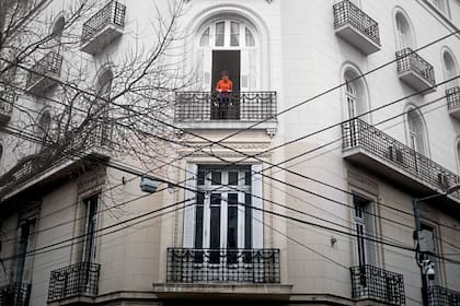 El piso de abajo del de Cristina Kirchner fue comprado por una sindicalista con fines dudosos