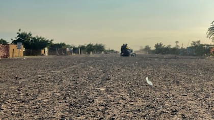 El piso de la pista de aterrizaje ya está desgastado, casi en ninguna parte plano