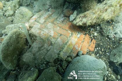 El piso de la villa romana por momentos aparece intacto a pesar de los efectos del agua salada