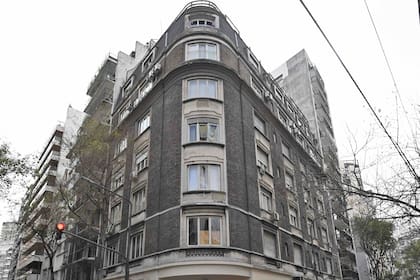 El edificio donde vive la vicepresidenta Cristina Kirchner, en las calles Juncal y Uruguay