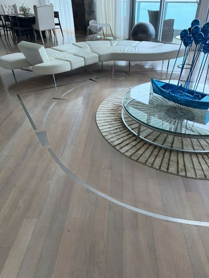 El piso de madera de la sala cuenta con incrustaciones de metal que marcan latitudes