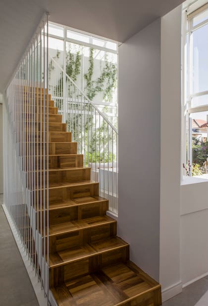 El piso de madera existente quedó solo en la escalera; en el resto de los espacios, se reemplazó por porcelanato.