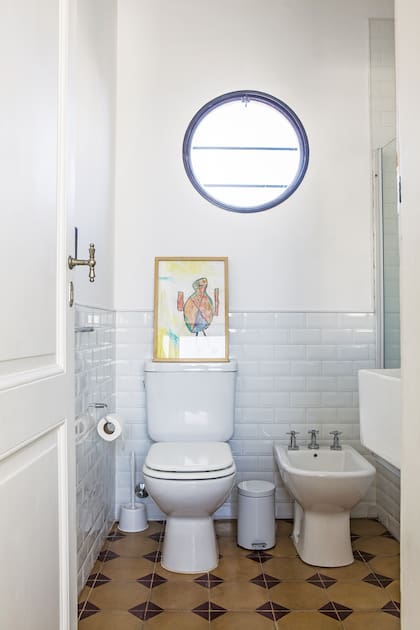 El piso del baño infantil es de calcáreos recuperados de la obra. Sanitarios (Ferrum).