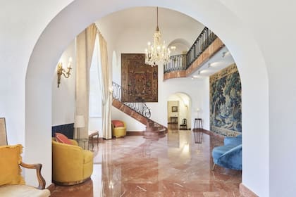 El piso del hall de entrada, así como la escalera, son de mármol