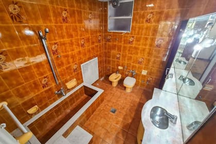 El piso en Paraguay y Callao de Enrique Pinti cuenta con tres baños