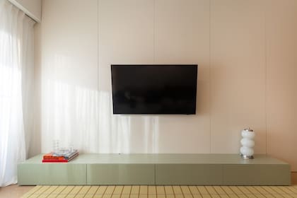 El piso es 'Composite Chevron' (Patagonia Flooring). Rack de TV diseñado por el estudio y ejecutado por su carpintero (Ukta Deco) en MDF laqueado (Cod. SW 6178 Clary Sage).