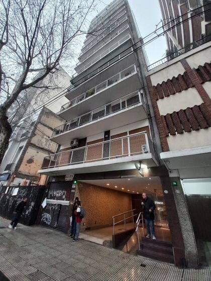 El piso ubicado en este edificio en pleno Recoleta se ofrece por debajo de los US$200.000