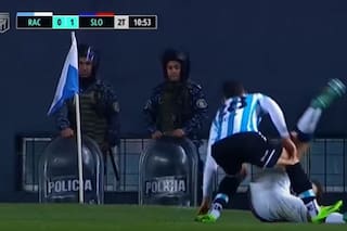 Durísimo planchazo de Chancalay y roja de VAR: Racing terminó con 9 frente a San Lorenzo