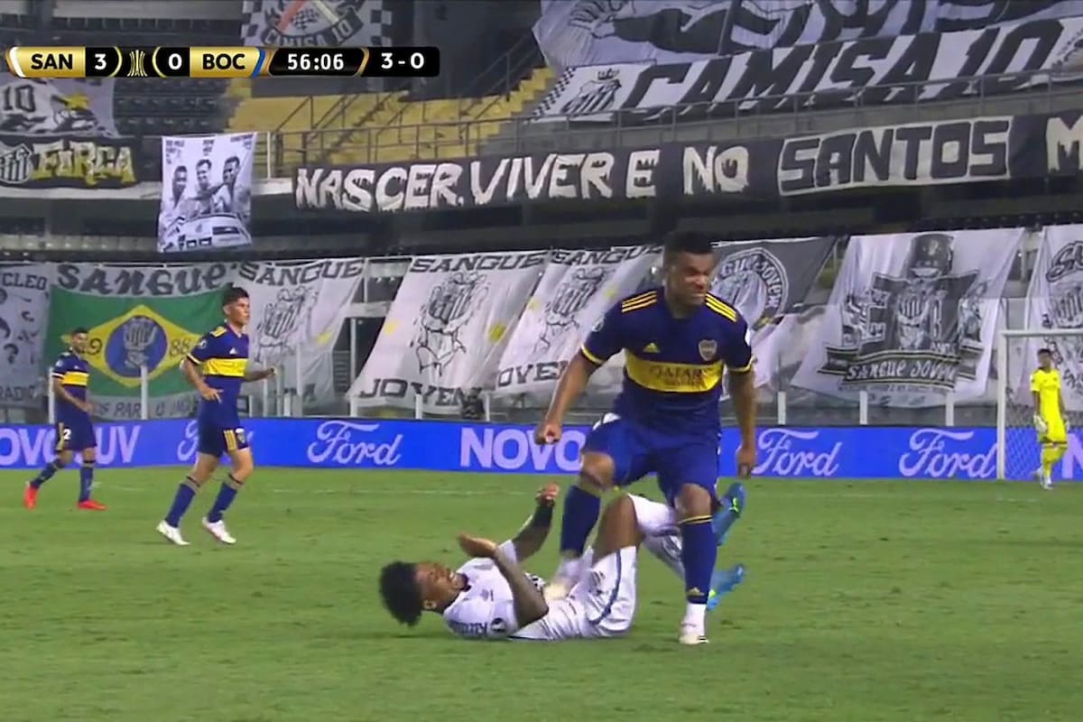 El pisotón de Fabra a Marinho que le valió la roja al de Boca.