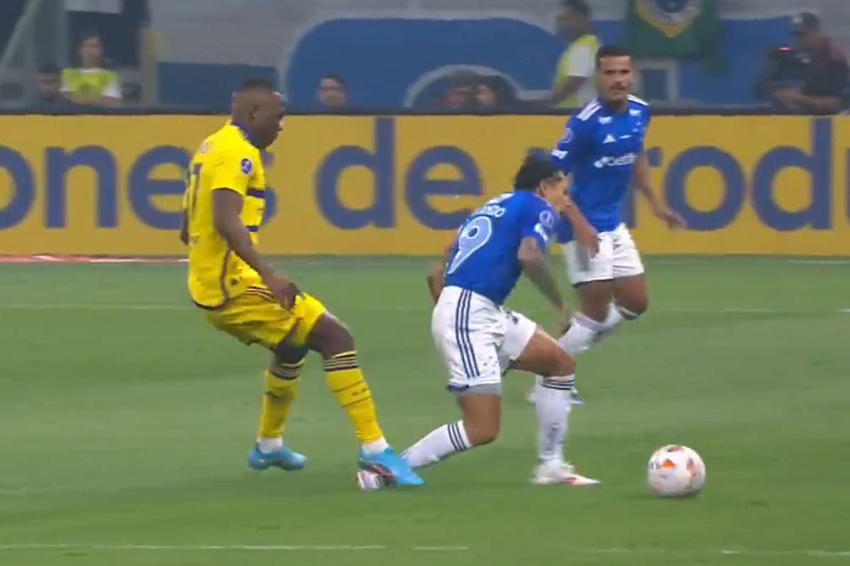 El pisotón de Luis Advíncula a Lucas Romero a los segundos de Cruzeiro vs. Boca por la Copa Sudamericana; el visitante se quedó con un jugador menos en el amanecer del partido.