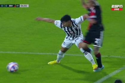 El pisotón de Sosa a Barco. Finalmente, Ramírez no cobró el penal