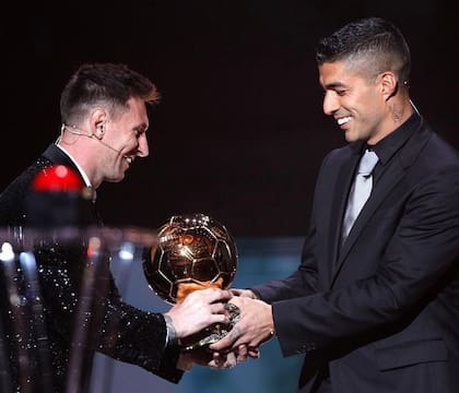 El Pistolero le entregó el Balón de Oro a La Pulga